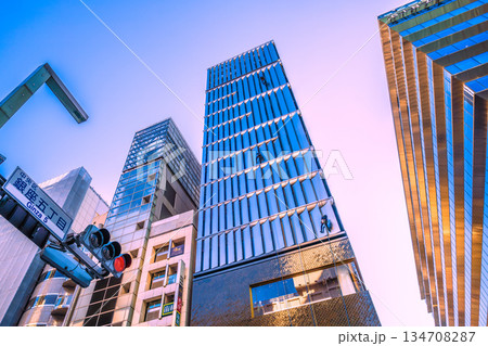 日本の東京都市景観年の瀬。朝の銀座に…“忍者”出現！。ビルの窓ガラスの清掃…年末大掃除…＝23日 134708287