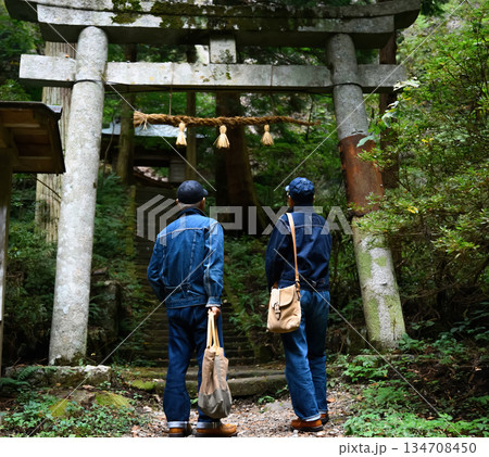 神社へ向かう二人組 134708450