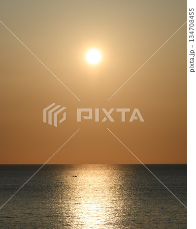 海に浮かぶ小舟と太陽 海に浮かぶ小舟と太陽 134708455