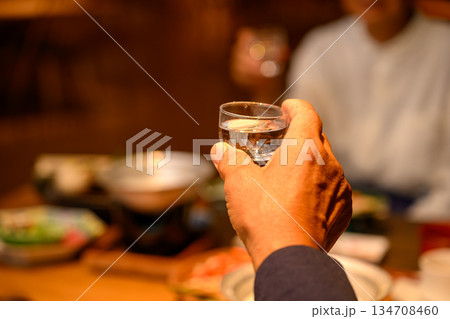 男性が日本酒で乾杯 134708460