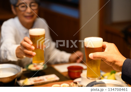 高齢者夫婦がビールで乾杯 134708461