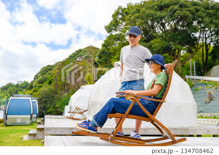 高齢夫婦とグランピング アウトドア【撮影協力:隠岐シーサイドリゾーみやび様】 高齢夫婦とグランピング アウトドア【撮影協力:隠岐シーサイドリゾーみやび様】 134708462