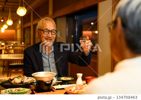 旅館で日本酒で乾杯する男性 旅館で日本酒で乾杯する男性 134708463