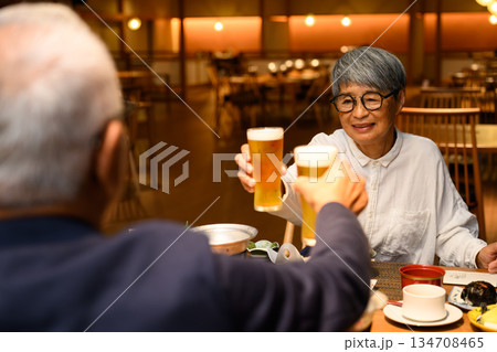 高齢夫婦がビールで乾杯 134708465
