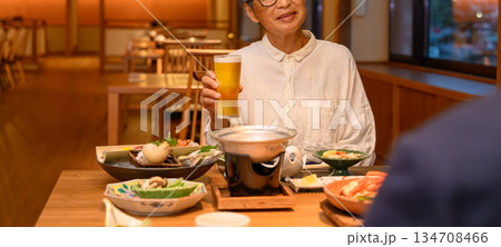 高齢女性とビールで乾杯 134708466