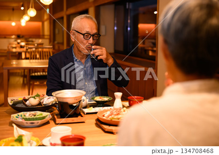 高齢男性が日本酒を飲む 高齢男性が日本酒を飲む 134708468