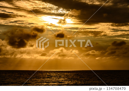 海に沈む夕日 海に沈む夕日 134708470