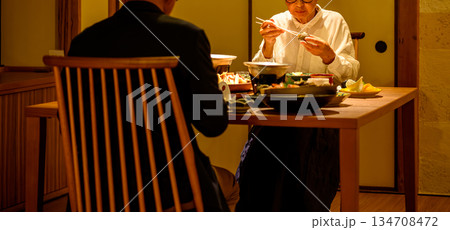 旅館で夕食をとる夫婦 旅館で夕食をとる夫婦 134708472