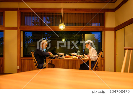 和室で夕食をとる夫婦 134708479