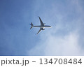 飛行中のジェット旅客機 134708484