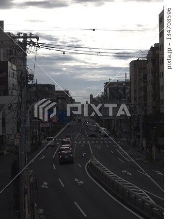 込銀座交差点の歩道橋から南向きに望む環状七号線の風景 東京都大田区北馬込の街並み 134708596