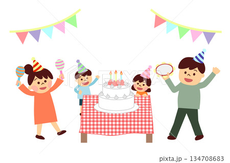 ホールケーキでお祝いをする家族 134708683