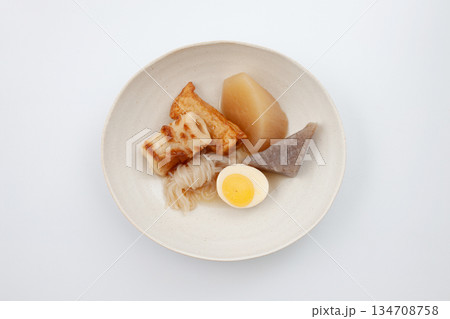 おでんの盛合わせ 白背景 おでんの盛合わせ 白背景 134708758