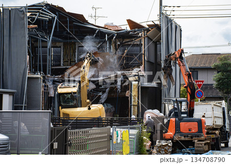 重機を使用した建物の解体工事 134708790