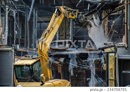 重機を使用した建物の解体工事 重機を使用した建物の解体工事 134708795