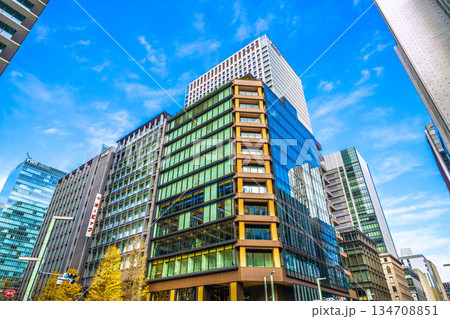 日本の東京都市景観　京橋の交差点にお目見えした第一生命京橋キノテラスなどを望む。新時代へ 134708851