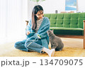 ネコと遊ぶ女性 134709075