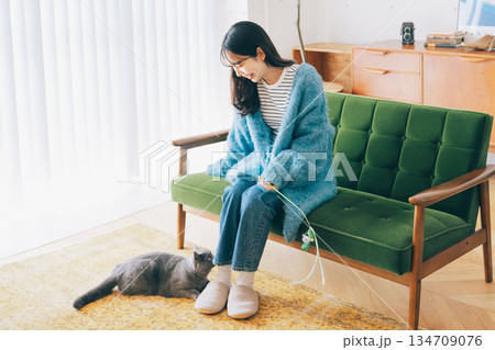 ネコと遊ぶ女性 134709076