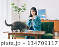 猫と暮らす女性 134709117