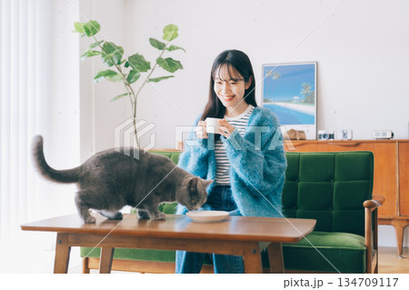 猫と暮らす女性 134709117