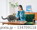 猫と暮らす女性 134709118