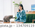 猫と暮らす女性 134709119