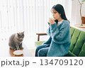 猫と暮らす女性 134709120