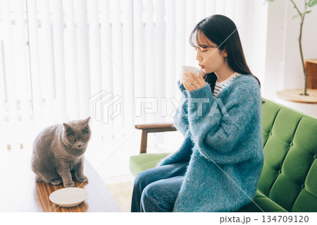 猫と暮らす女性 猫と暮らす女性 134709120