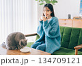 猫と暮らす女性 134709121