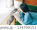 猫と暮らす女性 134709153