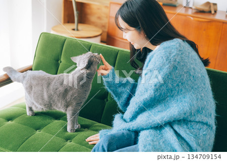 猫と暮らす女性 猫と暮らす女性 134709154