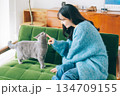 猫と暮らす女性 134709155