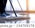 床清掃を行う作業風景　業務用清掃の現場イメージ 134709178