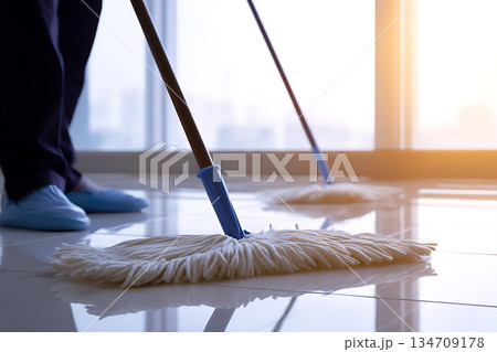 床清掃を行う作業風景　業務用清掃の現場イメージ 134709178