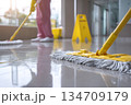 床清掃を行う作業風景　業務用清掃の現場イメージ 134709179