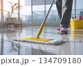 床清掃を行う作業風景　業務用清掃の現場イメージ 134709180
