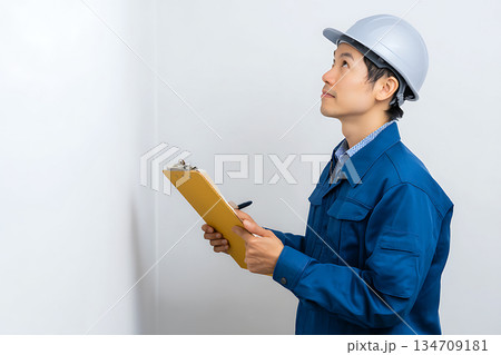 チェックリストを確認する作業員 品質管理の現場 チェックリストを確認する作業員 品質管理の現場 134709181