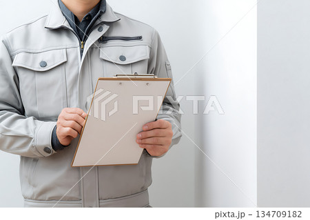 チェックリストを確認する作業員 品質管理の現場 チェックリストを確認する作業員 品質管理の現場 134709182