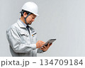 タブレットで確認作業を行う作業員　現場DXイメージ 134709184
