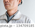 作業着の首元アップ　清潔感のある日本人作業員 134709185