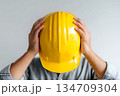 ヘルメットを調整する作業員　安全確認の基本動作 134709304