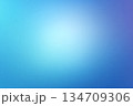 青のグラデーション背景　やわらかな光の抽象イメージ 134709306
