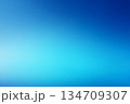 青のグラデーション背景　やわらかな光の抽象イメージ 134709307
