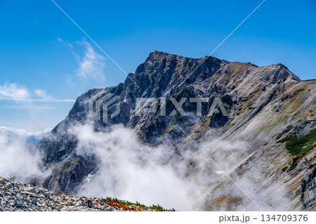 小蓮華山から見る白馬岳の山頂 白馬大池~北アルプス白馬岳縦走登山 小蓮華山から見る白馬岳の山頂 白馬大池~北アルプス白馬岳縦走登山 134709376