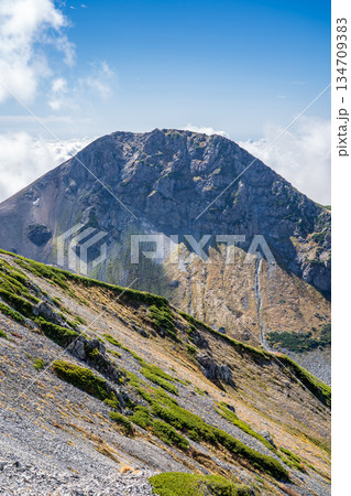 白馬岳から見る旭岳　白馬大池～北アルプス白馬岳縦走登山　 134709383