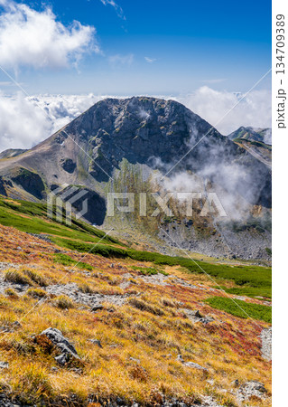 白馬岳から見る旭岳 白馬大池~北アルプス白馬岳縦走登山 白馬岳から見る旭岳 白馬大池~北アルプス白馬岳縦走登山 134709389