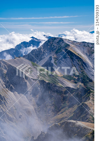 白馬岳の山頂から見る白馬三山の白馬鑓ヶ岳 白馬大池~北アルプス白馬岳縦走登山 白馬岳の山頂から見る白馬三山の白馬鑓ヶ岳 白馬大池~北アルプス白馬岳縦走登山 134709393