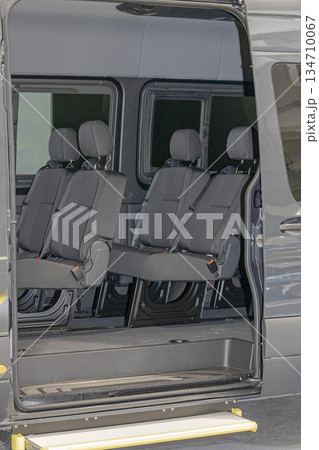 Open Door Mini Bus 134710067