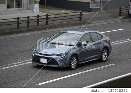 セダン 道路走行中 セダン 道路走行中 134710231