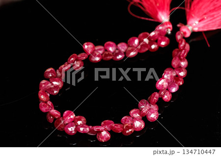 ナチュラルルビー マロンカット ビーズ 連材 天然石 黒背景 ハンドメイド素材 ナチュラルルビー マロンカット ビーズ 連材 天然石 黒背景 ハンドメイド素材 134710447